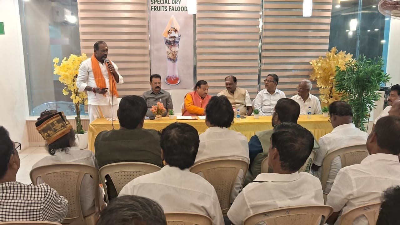 Press coverage of a Maha Sabha ceremony